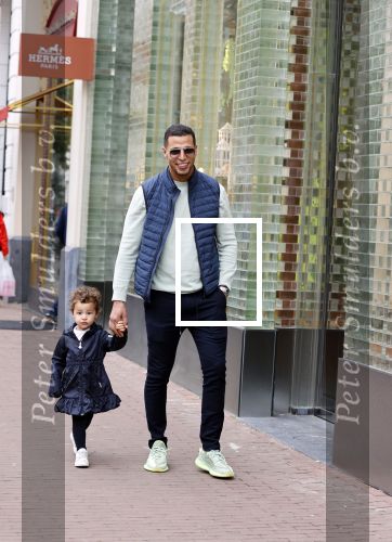 Amsterdam 6 jun i 2020
Jalal Oba met zijn dochter Lina op de pc hooftstraat
