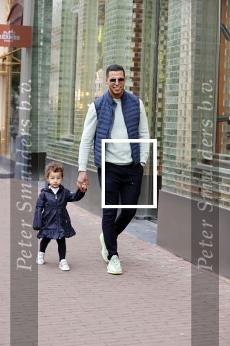 Amsterdam 6 jun i 2020
Jalal Oba met zijn dochter Lina op de pc hooftstraat