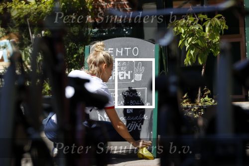 Amsterdam 6 mei 2020
Jennifer Hofman werkt parttime in het restaurant van haar vriend