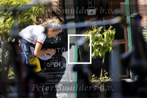 Amsterdam 6 mei 2020
Jennifer Hofman werkt parttime in het restaurant van haar vriend