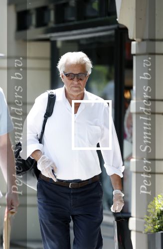 Amsterdam 25 mei 2020
Jeroen Krabbe doet boodschappen in zijn biro / karretje