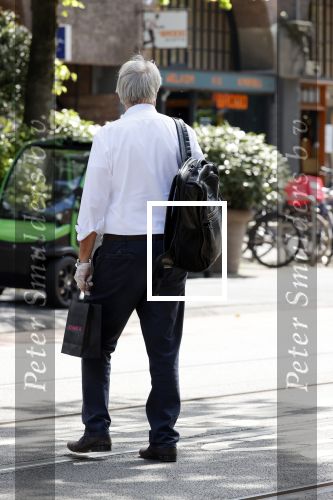 Amsterdam 25 mei 2020
Jeroen Krabbe doet boodschappen in zijn biro / karretje