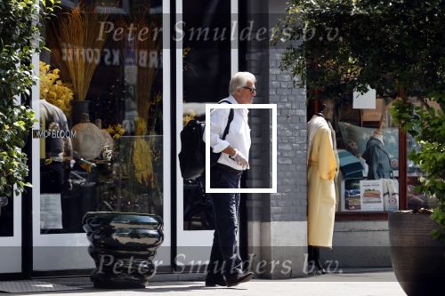 Amsterdam 25 mei 2020
Jeroen Krabbe doet boodschappen in zijn biro / karretje