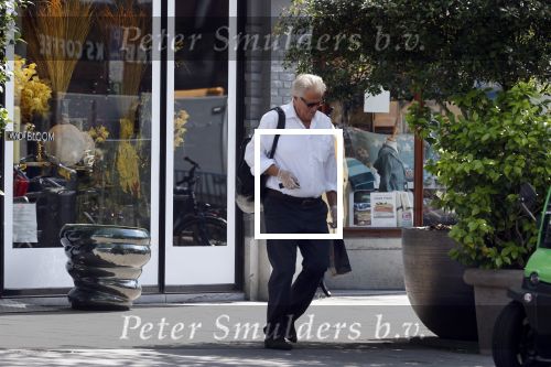 Amsterdam 25 mei 2020
Jeroen Krabbe doet boodschappen in zijn biro / karretje
