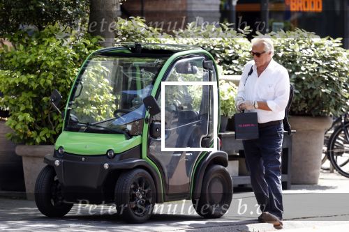 Amsterdam 25 mei 2020
Jeroen Krabbe doet boodschappen in zijn biro / karretje