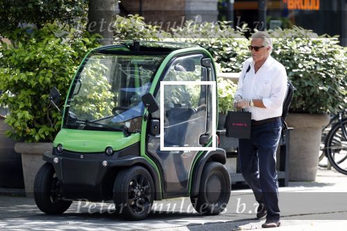 Amsterdam 25 mei 2020
Jeroen Krabbe doet boodschappen in zijn biro / karretje
