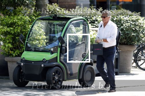 Amsterdam 25 mei 2020
Jeroen Krabbe doet boodschappen in zijn biro / karretje