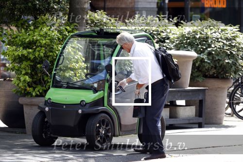 Amsterdam 25 mei 2020
Jeroen Krabbe doet boodschappen in zijn biro / karretje