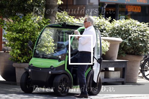 Amsterdam 25 mei 2020
Jeroen Krabbe doet boodschappen in zijn biro / karretje