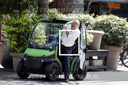 Amsterdam 25 mei 2020
Jeroen Krabbe doet boodschappen in zijn biro / karretje