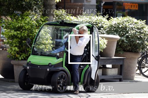 Amsterdam 25 mei 2020
Jeroen Krabbe doet boodschappen in zijn biro / karretje