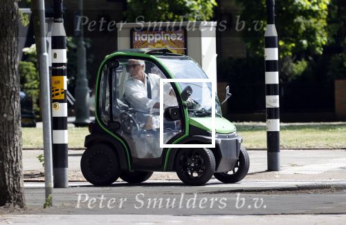 Amsterdam 25 mei 2020
Jeroen Krabbe doet boodschappen in zijn biro / karretje