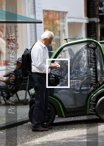Amsterdam 25 mei 2020
Jeroen Krabbe doet boodschappen in zijn biro / karretje