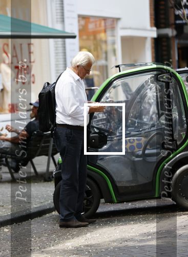 Amsterdam 25 mei 2020
Jeroen Krabbe doet boodschappen in zijn biro / karretje