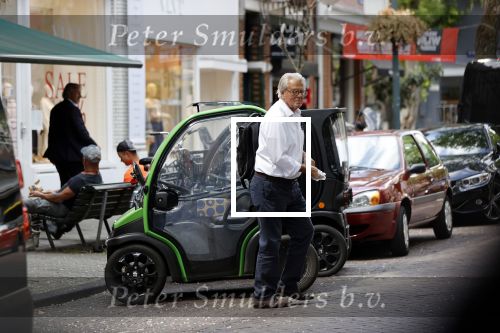 Amsterdam 25 mei 2020
Jeroen Krabbe doet boodschappen in zijn biro / karretje
