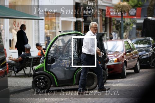 Amsterdam 25 mei 2020
Jeroen Krabbe doet boodschappen in zijn biro / karretje