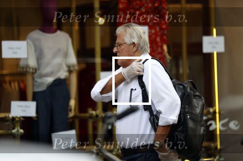 Amsterdam 25 mei 2020
Jeroen Krabbe doet boodschappen in zijn biro / karretje