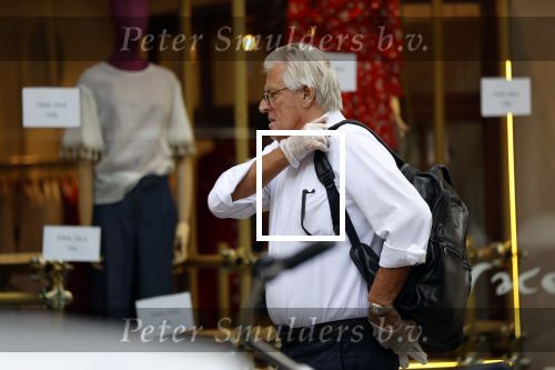 Amsterdam 25 mei 2020
Jeroen Krabbe doet boodschappen in zijn biro / karretje