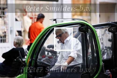 Amsterdam 25 mei 2020
Jeroen Krabbe doet boodschappen in zijn biro / karretje