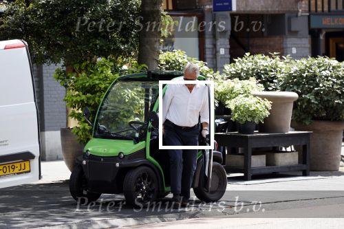 Amsterdam 25 mei 2020
Jeroen Krabbe doet boodschappen in zijn biro / karretje