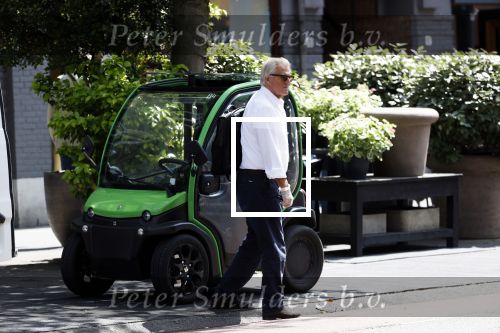 Amsterdam 25 mei 2020
Jeroen Krabbe doet boodschappen in zijn biro / karretje