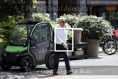 Amsterdam 25 mei 2020
Jeroen Krabbe doet boodschappen in zijn biro / karretje