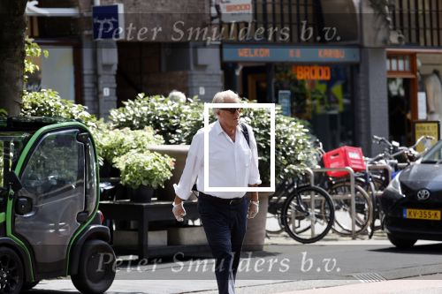 Amsterdam 25 mei 2020
Jeroen Krabbe doet boodschappen in zijn biro / karretje