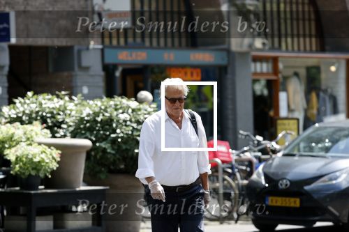 Amsterdam 25 mei 2020
Jeroen Krabbe doet boodschappen in zijn biro / karretje
