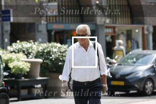 Amsterdam 25 mei 2020
Jeroen Krabbe doet boodschappen in zijn biro / karretje