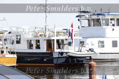 Loosdrecht 7 mei 2020
Jeroen Pauw op zijn boor met de naam buitenvrouw in de haven in Loosdrecht.