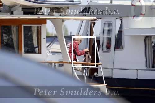 Loosdrecht 7 mei 2020
Jeroen Pauw op zijn boor met de naam buitenvrouw in de haven in Loosdrecht.