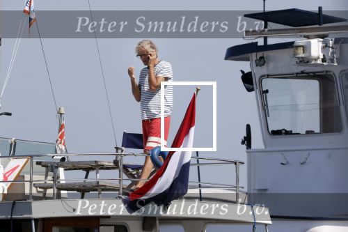 Loosdrecht 7 mei 2020
Jeroen Pauw op zijn boor met de naam buitenvrouw in de haven in Loosdrecht.