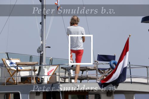 Loosdrecht 7 mei 2020
Jeroen Pauw op zijn boor met de naam buitenvrouw in de haven in Loosdrecht.