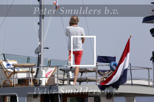 Loosdrecht 7 mei 2020
Jeroen Pauw op zijn boor met de naam buitenvrouw in de haven in Loosdrecht.