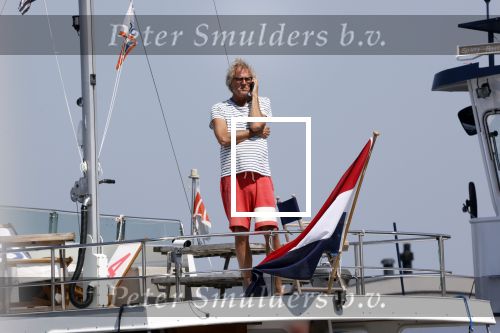 Loosdrecht 7 mei 2020
Jeroen Pauw op zijn boor met de naam buitenvrouw in de haven in Loosdrecht.