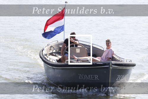 Muiden 21 mei 2020
Jeroen v d Boom vaart met zijn vrouw Dani in hun sloep op de Vecht bij Muiden