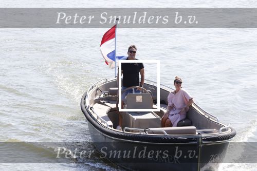 Muiden 21 mei 2020
Jeroen v d Boom vaart met zijn vrouw Dani in hun sloep op de Vecht bij Muiden