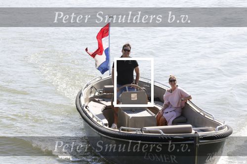 Muiden 21 mei 2020
Jeroen v d Boom vaart met zijn vrouw Dani in hun sloep op de Vecht bij Muiden