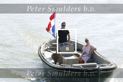 Muiden 21 mei 2020
Jeroen v d Boom vaart met zijn vrouw Dani in hun sloep op de Vecht bij Muiden