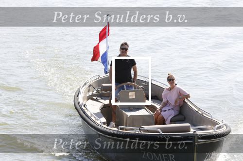 Muiden 21 mei 2020
Jeroen v d Boom vaart met zijn vrouw Dani in hun sloep op de Vecht bij Muiden