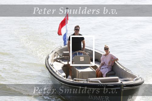 Muiden 21 mei 2020
Jeroen v d Boom vaart met zijn vrouw Dani in hun sloep op de Vecht bij Muiden