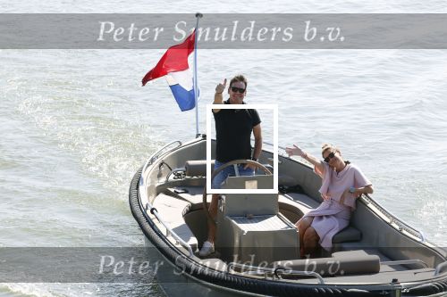 Muiden 21 mei 2020
Jeroen v d Boom vaart met zijn vrouw Dani in hun sloep op de Vecht bij Muiden