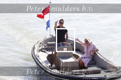 Muiden 21 mei 2020
Jeroen v d Boom vaart met zijn vrouw Dani in hun sloep op de Vecht bij Muiden