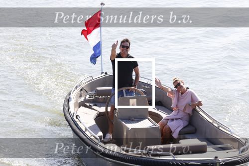 Muiden 21 mei 2020
Jeroen v d Boom vaart met zijn vrouw Dani in hun sloep op de Vecht bij Muiden