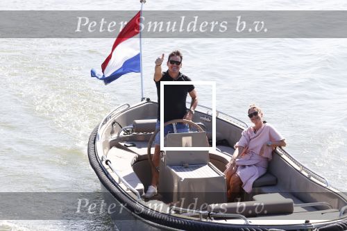 Muiden 21 mei 2020
Jeroen v d Boom vaart met zijn vrouw Dani in hun sloep op de Vecht bij Muiden