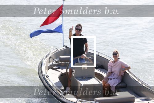 Muiden 21 mei 2020
Jeroen v d Boom vaart met zijn vrouw Dani in hun sloep op de Vecht bij Muiden