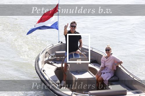 Muiden 21 mei 2020
Jeroen v d Boom vaart met zijn vrouw Dani in hun sloep op de Vecht bij Muiden