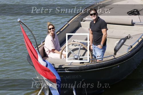 Muiden 21 mei 2020
Jeroen v d Boom vaart met zijn vrouw Dani in hun sloep op de Vecht bij Muiden