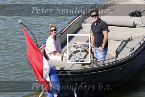 Muiden 21 mei 2020
Jeroen v d Boom vaart met zijn vrouw Dani in hun sloep op de Vecht bij Muiden