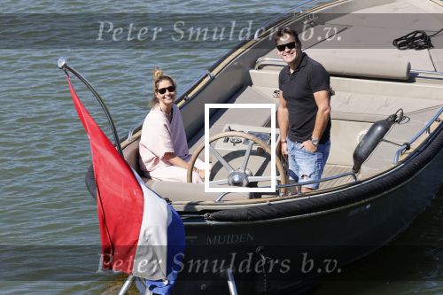 Muiden 21 mei 2020
Jeroen v d Boom vaart met zijn vrouw Dani in hun sloep op de Vecht bij Muiden